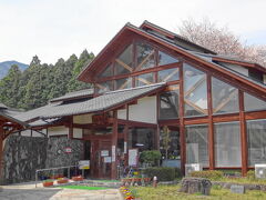 花見が予想外に暑く、阿蘇の久木野温泉でひとっ風呂。露天風呂付きで３００円の激安温泉でした。 