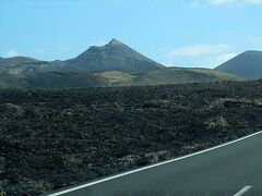 LZ30号線、20号号線、46号線でランサローテ島内陸部を南下して来て67号線に入ると景色は一変。
真っ黒に冷え固まった溶岩原や死火山が道の左右に続きます。

ここはティマンファヤ国立公園の一部。
1730～1736年に発生した噴火で出来た溶岩原で、当時この辺りにあった村は溶岩の流れに飲み込まれてしまったそうです。
ティマンファヤという名は、消えてしまった村の一つの名なんだそう。