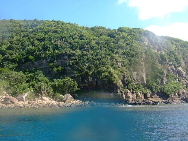 石垣から西表までショップボートで１時間半かけて･･･<br /><br />風があるものの晴れてます！<br />海も明るくて楽しい！<br />