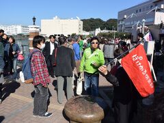 YOKOSUKA軍港めぐり 
ショッパーズプラザ横須賀前の桟橋にて
ぽけかる倶楽部の添乗員さんに合流します。