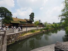 奥に有隣荘（大原家別邸）が見えます。
緑の瓦が特徴的ですね。別名；緑御殿です。