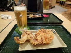 今回の旅は、夜から始まります。
なので、いきなりビール解禁です。仕事の後のビールはうまい！
はなまるうどんの天ぷらで一杯。