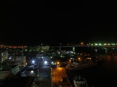そして夜11時過ぎ、那覇、泊港のホテルにチェックインしました。
眠いです。
港が見えるお部屋です。