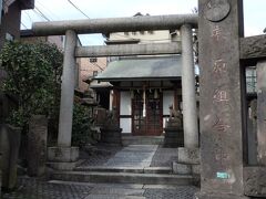 地図で見て気になってきてみたの。
 
豊坂稲荷神社。　確かに、短いけど急な坂の途中。
 