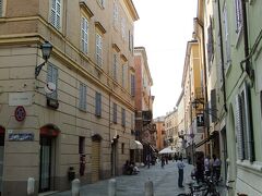 チェザーレ・バッティスティ通りをモデナ大聖堂の方へ進むとターリオ通りに出ます。ここは、モデナで一番のショッピング街になっています。