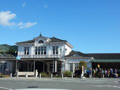 朝8時、JR宇都宮線自治医大駅で友人と合流。
約1時間ほどで日光に到着。
日光駅を見たことがなかったので、ちょっと寄り道してみました。
日光駅の建築や美について、テレビで見たことがありましたが、キレイさっぱり忘れてしまっておりました…。
バス乗り場は、朝早くから電車で日光を訪れたトラベラーさんたちでいっぱいでした。