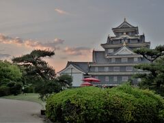 お弁当を食べ終わって岡山城へ行きました。
昨日、岡山城の天守閣へ登ったので、今日はゆっくり座って休憩です。
この日の日没は19:04です。暑い１日が終わろうとしています。

休憩していると、やぶ蚊が出てきました。
もう、蚊がいるなんて日本はやはり熱帯化しているのかな？
仕方ないので、後楽園へと移動します。