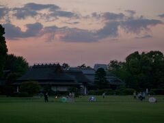 後楽園に到着しました。
入園料は、岡山倉敷ぐるっとパスで何回でも入れるので無料です。
ピンク色というか、紫色というか夕暮れが綺麗です。

近くの人が話しているのが聞こえました。
「後楽園周辺は高層ビルがほとんどないので、空が広いんですよ。」
岡山支店に出張で来た人を案内しているようです。