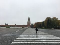 この白線、横断歩道の部分は歩けますので、進んでみましょう。
先にあるのはスパスカヤ塔。
