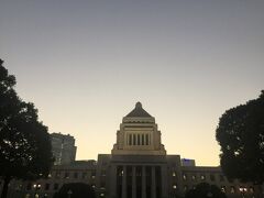 徳島を出発する時にはあめだったのに、なんかすがすがしい夕暮れ。
でもなんとなく冷え込んできそうないやな予感。。

国会議事堂が建てられたのは大正時代。その時の建物がまだしっかりと残っているんなてすごいです。中も古めかしいですが綺麗にしていて大切にして欲しいなと思いました。