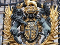 門扉には立派な紋章が。
これは王室の紋章であり、英国の国章でもある。
