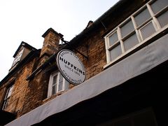 『HUFFKINS』

ガイドさんのオススメ通り、ツアーのみなさんもこちらにご来店。
店内には美味しそうなケーキやパンが並んでる。
