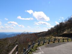 もうちょっと上っていくと、駐車場のある見晴らし台がありました(笑)