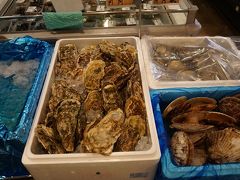 グルメタウンの中にある海産物専門のお店　鮮魚田清魚店です。三陸海岸の新鮮な海の幸を買えるお店が少ないので（盛岡なので当然ですが）一人旅の時はここで家族の好きな海産物を買うことが多いです。お寿司もお弁当代わりに買うこともできます。