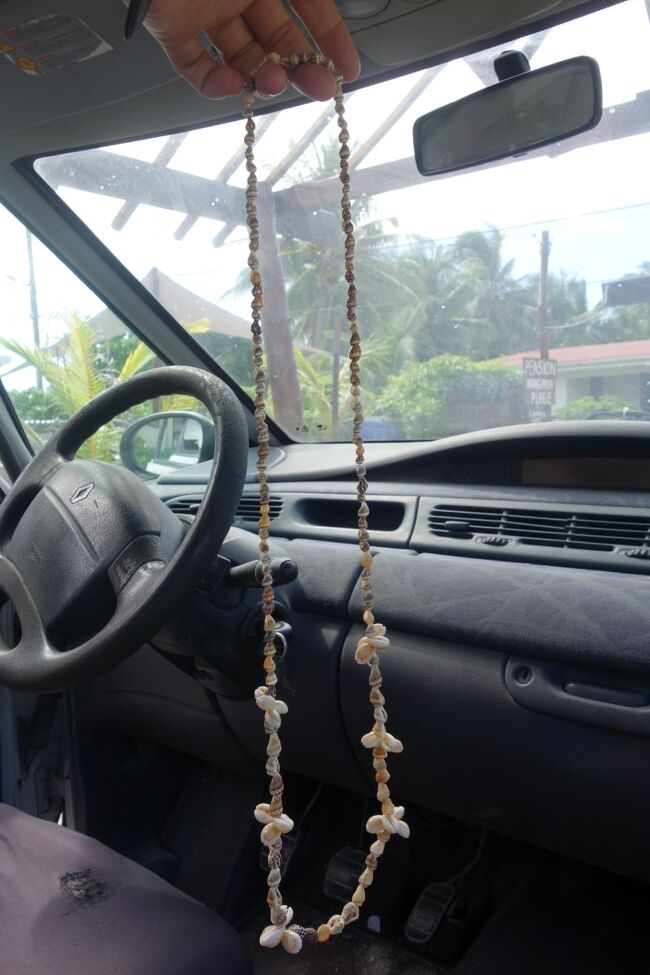 タチヒでは、お別れの時に貝殻のネックレスを渡すのが慣習とのこと。