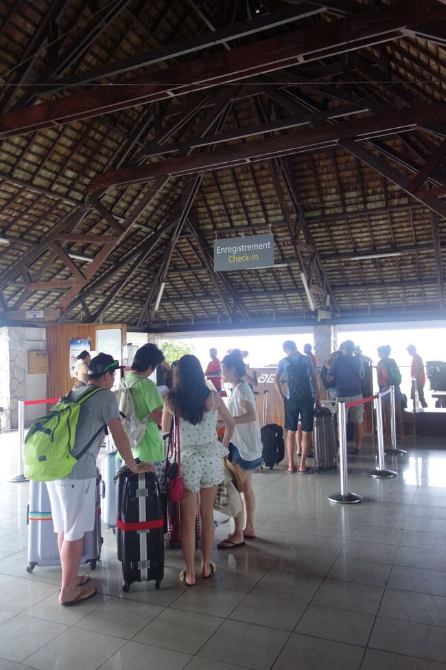 空港に到着すると、日本からのお客さんと思われる方が多数。<br />みなさん、星野リゾートにお泊りだったのでしょうか？