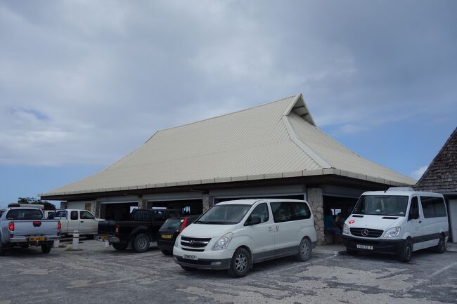 空港の小さなターミナルに到着！