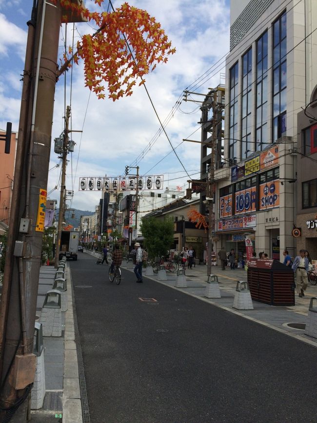 すぐ近くには商店街があります。