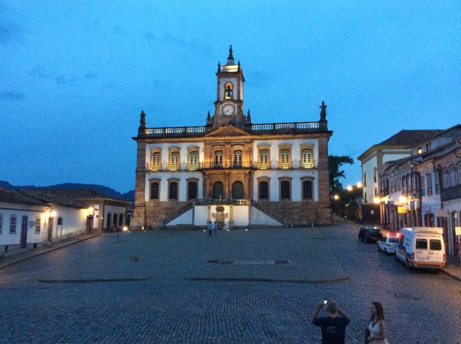 夜のチラデンチス広場。