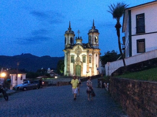 ライトアップされたサンフランシスコ ジアシス教会。