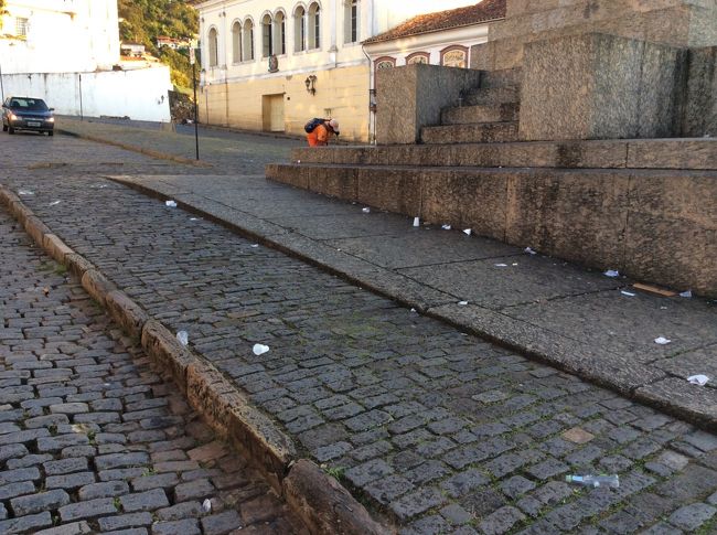 カウントダウンで住民と旅行者が散らかしたごみ