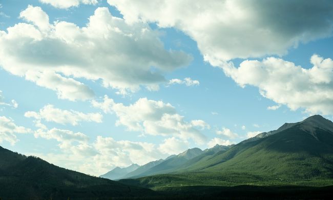 8時ぐらい（9時だったかな…？）にホテルまでツアーの人のが迎えにきてくれて本日の観光へ出発！！<br /><br />今日はヨーホー国立公園ツアーを巡るコースです。<br />なんとか雨が降らずに…いけるはず！！な天気予報。<br />車窓を流れる景色もきれい！！！<br />