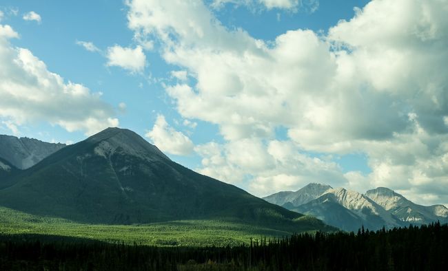 バーミリオンレークスの前を通り、トランスカナダウェイへ<br /><br />トランスカナダウェイはカナダを東西に横断する幹線道路で路線延長は約8000キロ<br />なんと！日本～カルガリーまでの距離とほぼ同じなんだそうな…<br /><br />なんというスケール<br /><br />