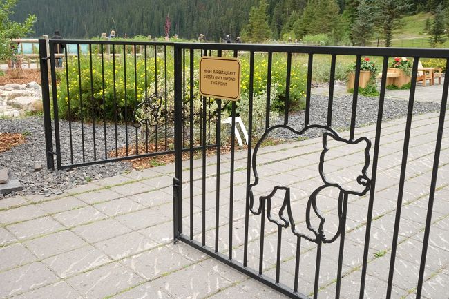 庭の門には熊さんが。<br />開いてるほうの門には小熊が★<br /><br />雨が降ってきたので一旦ホテルに退却！<br /><br /><br />