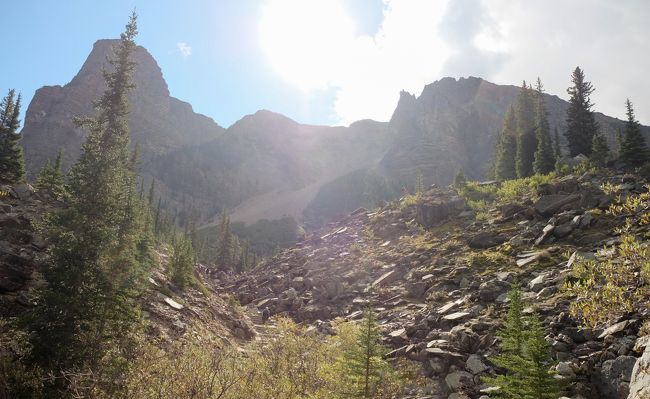 わりとすぐに到着。<br />ガレキとしか思えない岩だらけの遊歩道をあるいて湖の見える絶景ポイントへ<br /><br />テンピークスと呼ばれている絶壁の岩山が迫る道を鳴きウサギの声を聞きながら登ります。<br />（写真撮ったんだけど、画面のどこにウサギが写ってるのかわかんなくなっちゃった。撮った時は写ってるの確認したんだけどね～）