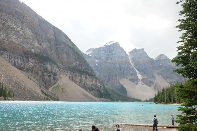 湖面から眺めるモレーンレイク