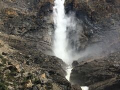 けっこう離れているのに水しぶきがかなり飛んできます。
ロッククライミングのポイントでもあるらしく、滝の左手の壁を何人かが登っているのが見えました。
冬は凍った滝はアイスクライマーが登るんだそうな。
クレイジーだ･･･