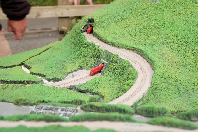 スパイラルトンネル(Spiral Tunnels)<br /><br />急勾配のキッキングホース峠を鉄道が安全に走行できるように考えられた「らせん」状（っていうか8の字？）のトンネル。1908年完成。トンネルの長さは約900m、山の中で約230度旋回する。 ここに100両編成以上の長い貨物列車が走ってくるとトンネルの入り口にも出口にも同一貨物が見えるというポイント。