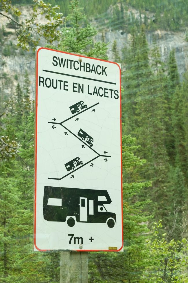 スイッチバックポイント<br />大型のバスはカーブのRが小さいため２つめのカーブが曲がりきれないため、こうしてバックで登り、次のカーブで前進して登るんだそうな（今回のってたのはミニバンなので全部前進でいけました）<br /><br />横着して前進で突入してカーブで立ち往生した事例も発生したことがあるらしい。