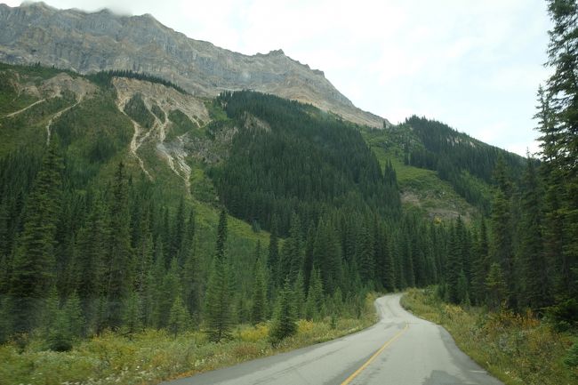 次はタカカウ滝を目指します。<br /><br />山はキャセドラルマウンテンじゃないかと思うんだけど、違うかな？