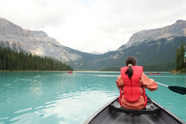 オールが1本しかないので、後ろが舵取り役らしい。<br />友人が前に乗りたいというので後ろに。<br /><br />一瞬雨がパラパラしてきてテンションが下がりましたが、雨がやんでクリアな景色に。<br />パドルの音がパシャパシャと聞こえるほかは静かで気持ちがいい。<br />青い水とキレイな山。<br />スイスイ進むので調子に乗って奥の方へ