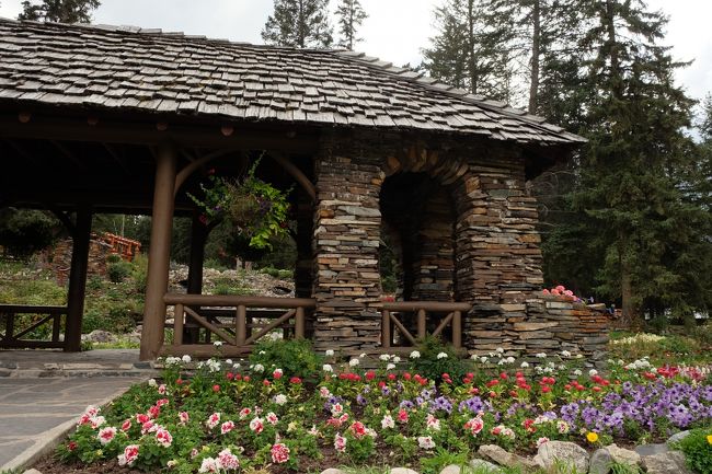 もう秋だというのに花がいっぱい！<br />花壇もきれいに整備されていました。<br />後輩さんたちと解散してしばしぶらぶら。<br /><br />街をぶらぶらウィンドーショッピングしながらホテルに帰りました。