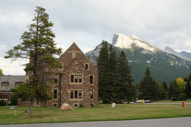 お城のような建物（たぶん事務所）とランドル山<br />キレイに山が見えています。