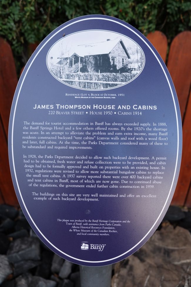 ホテルの前になにやら解説が･･･<br />1900年代初頭にはバンフを訪れる観光客が急増して宿泊施設が不足したので、テントキャビン（板張りの床の上にテント）やバンガロータイプのキャビンがたくさん作られたそう。<br />1940年ごろには400を越えるテントキャビンやバンガローがあったそうですが、増えすぎたので新規のものを作るのを禁じたため、今ではそのほとんど残っておらず、私達が泊まったB&amp;B(Banff Beaver Cabins)は当時の様子がよく保存されている･･･とのこと。<br /><br />昨日は出発に朝食が間に合わなかったのですが、今日はオーナーご夫婦のご好意ですこしはやめに出していただいたため、ふかふかのパンをいただきました★