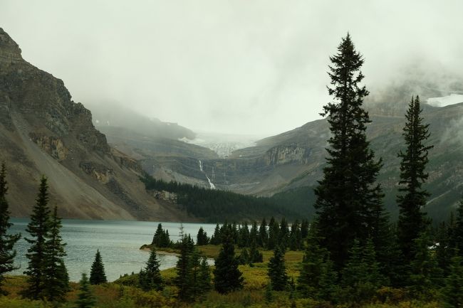 まずはボウレイクに到着。<br />湖の向こうには氷河をまとった険しい山々が