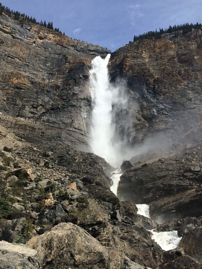 けっこう離れているのに水しぶきがかなり飛んできます。<br />ロッククライミングのポイントでもあるらしく、滝の左手の壁を何人かが登っているのが見えました。<br />冬は凍った滝はアイスクライマーが登るんだそうな。<br />クレイジーだ･･･