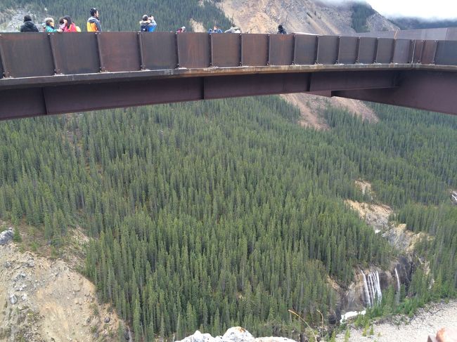 グレイシャースカイウォーク。<br />標高約2000ｍの断崖絶壁に弧を描くように張り出したガラス張りの展望遊歩道、長さは280ｍ