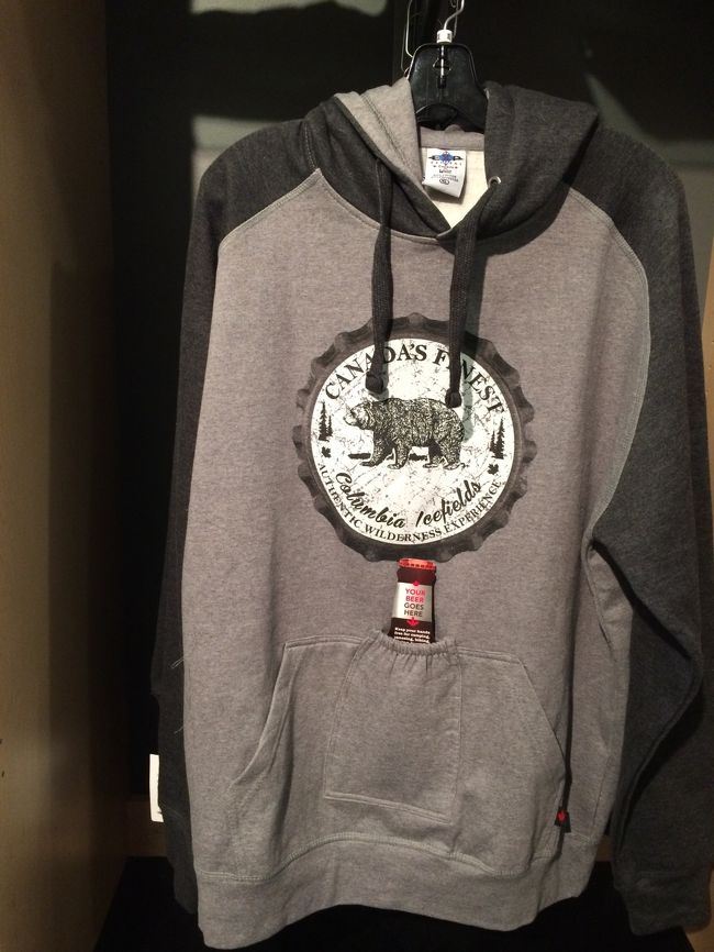 これも欲しかったけど買わなかったパーカー<br />ビールを収納するポッケがついています（笑）