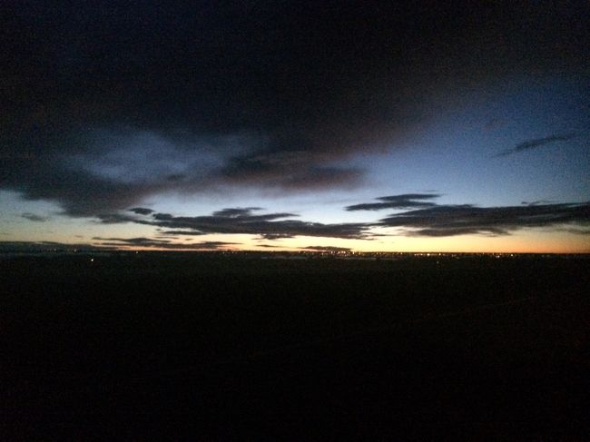 さて、帰国の朝<br />5時出発です。気温6度。<br />(ちなみに関空到着時の気温は31度。<br />みんながFacebookで急に秋になった～！涼し～！と騒いでいたので、日本も涼しいのねと思っていたのですが…想像以上の温度差でした)<br /><br />キレイな朝やけに見送られてカルガリー空港へ<br />