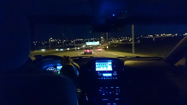 21時過ぎ。カルガリー空港に到着しました。<br />すでに真っ暗ですが、バンフトップツアーズという会社に空港送迎と2日間の観光がついたパッケージをお願いしてあったので今回は心配ありません。<br />カルガリーからバンフまでは1時間半くらい。23時ごろ宿へ無事到着。<br /><br />機内食も食べたし夜ご飯は今日はパス。<br />おやすみなさい…