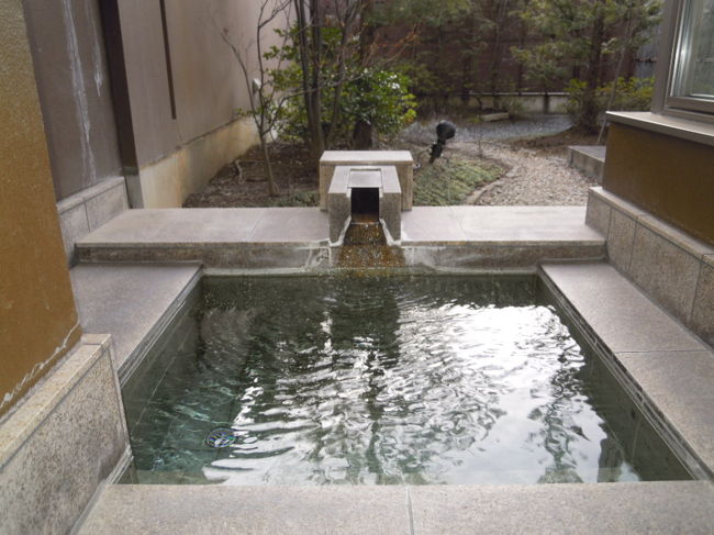 部屋の露天風呂・・・<br /><br />実は源泉かけ流しではなく循環式だった為、自分としてはかなりの減点。<br />そして残念。<br />★３<br /><br />
