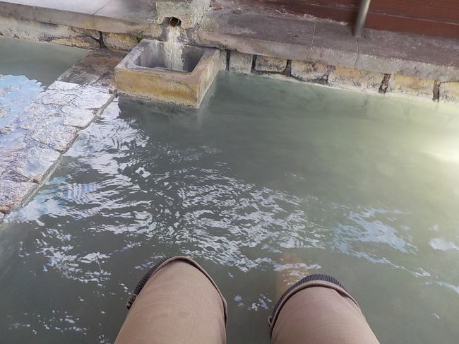 ここで足湯。
