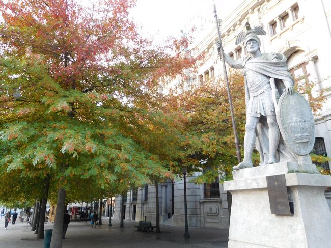 ポルトの三泊は、『インファンテ・デ・サグレス』に二泊した後、サン・ベント駅隣の『インターコンチネンタル』で一泊。どちらもぜひ泊まってみたかったし、明日コインブラへ行くのに、サン・ベント駅隣は便利そうなので。<br /><br />『インファンテ』をチェックアウトして、朝の、秋の気配の清々しい中を、スーツケースをゴロゴロ引っ張って、リベルダーテ広場を行くこと７～８分で、『インターコンチネンタル』に到着。<br /><br />