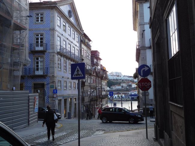 アズレージョが美しい建物。<br />また、ドウロ川近くへ来た。