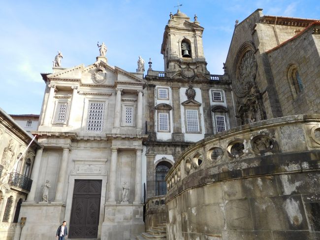 今日最初の目的は、ボルサ宮とサン・フランシスコ教会。<br /><br />まずボルサ宮へ行くと、中を見るのは、ツアーに参加する形になっているそうで、次のツアーは１０時からと。まだ３０分近くあるので、先に、隣の、このサン・フランシスコ教会へやってきました。