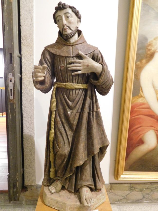 たくさんの、聖人、マリア様の像が展示されている。<br /><br />